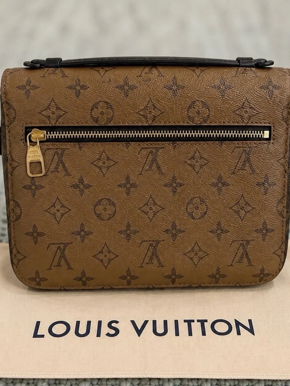 Louis Vuitton elegant louis